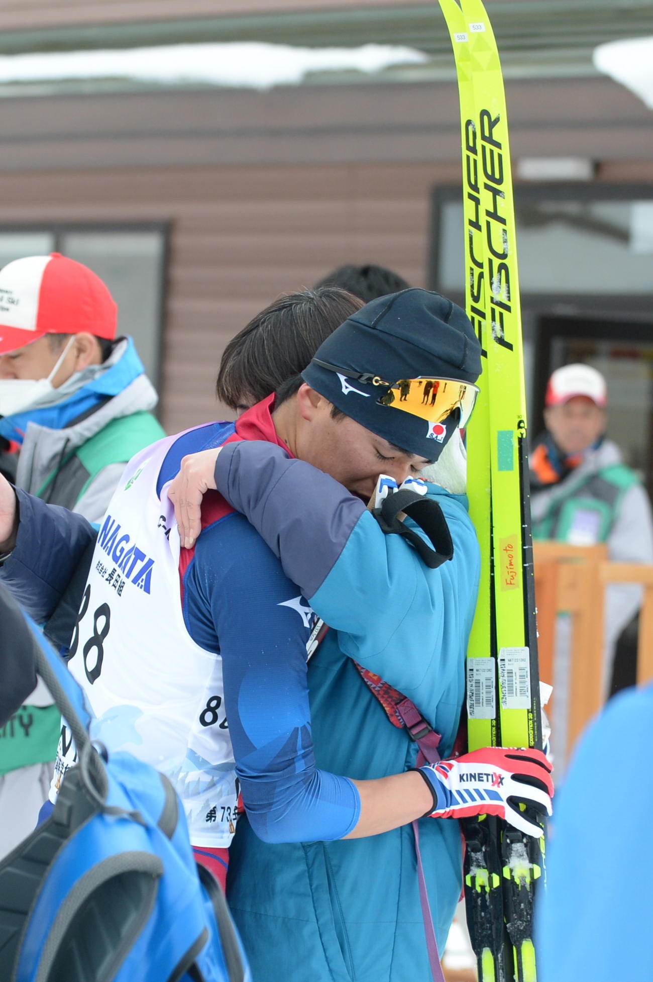 男子10キロクラシカル　母孝子さんと抱き合う秋田北鷹・藤本（左）（撮影・濱本神威）