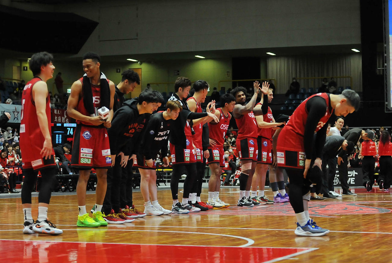 試合に勝利し、スタンドにあいさつする三遠の選手ら