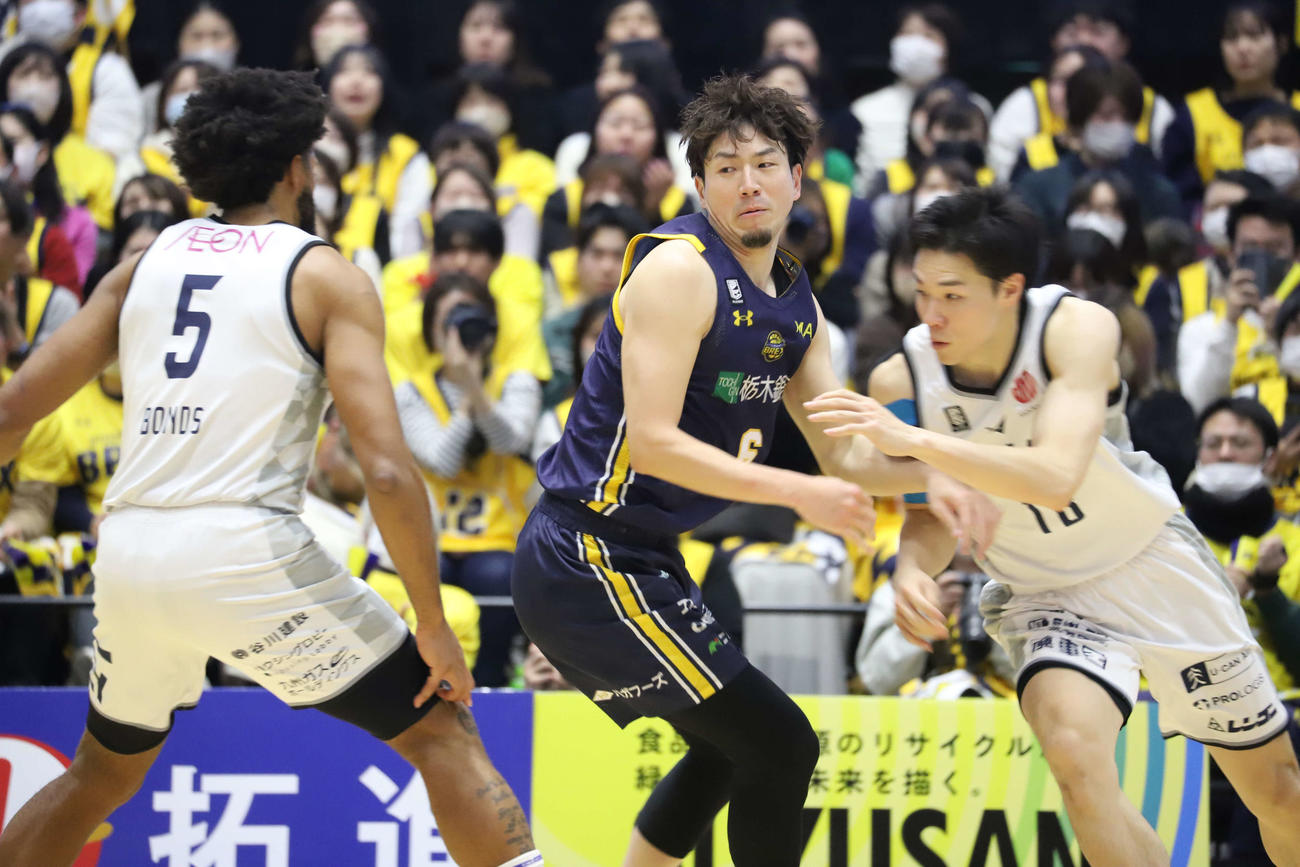 宇都宮対長崎　昨夏W杯代表メンバーの宇都宮・比江島慎と長崎・馬場雄大が今季初対決。バチバチやりあった（撮影・沢田啓太郎）
