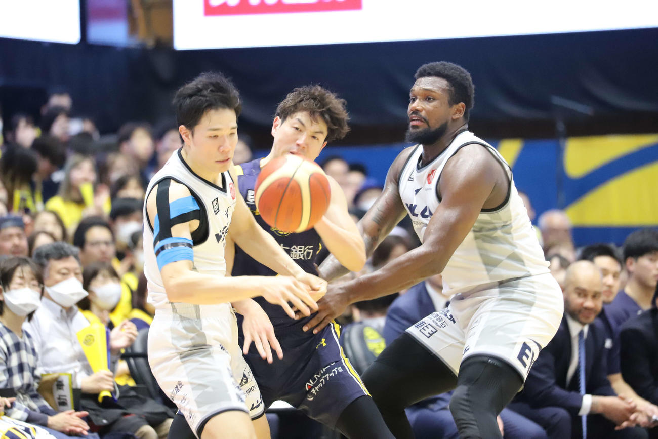 宇都宮対長崎　昨夏W杯代表メンバーの宇都宮・比江島慎（中）と長崎・馬場雄大（左）はボールを奪い合う（撮影・沢田啓太郎）2024／02／10）