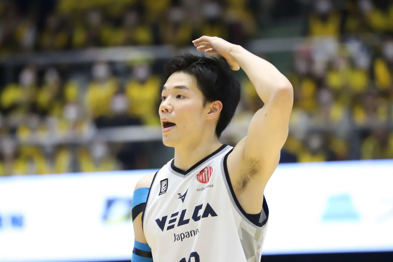 宇都宮対長崎　味方にサインを伝える長崎の馬場雄大（撮影・沢田啓太郎）