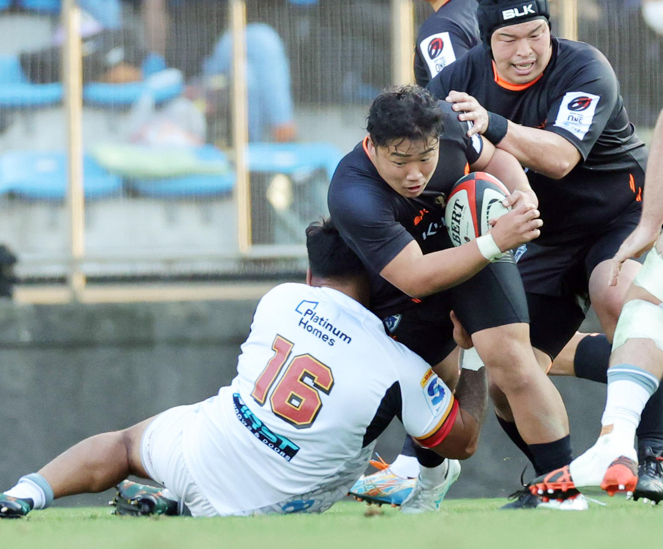 東京ベイ対チーフス　後半、タックルを引きずり突進する東京ベイ江良（撮影・野上伸悟）