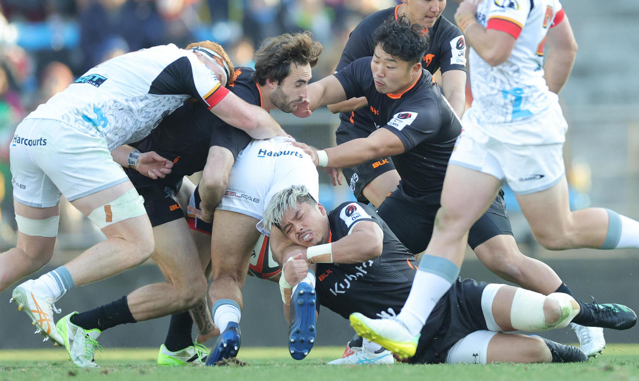 東京ベイ対チーフス　後半、タックルにいく東京ベイ江良（右端）（撮影・野上伸悟）