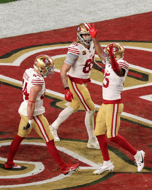 タッチダウンを決めた49ersジェニングス（右）を祝福する（ロイター）