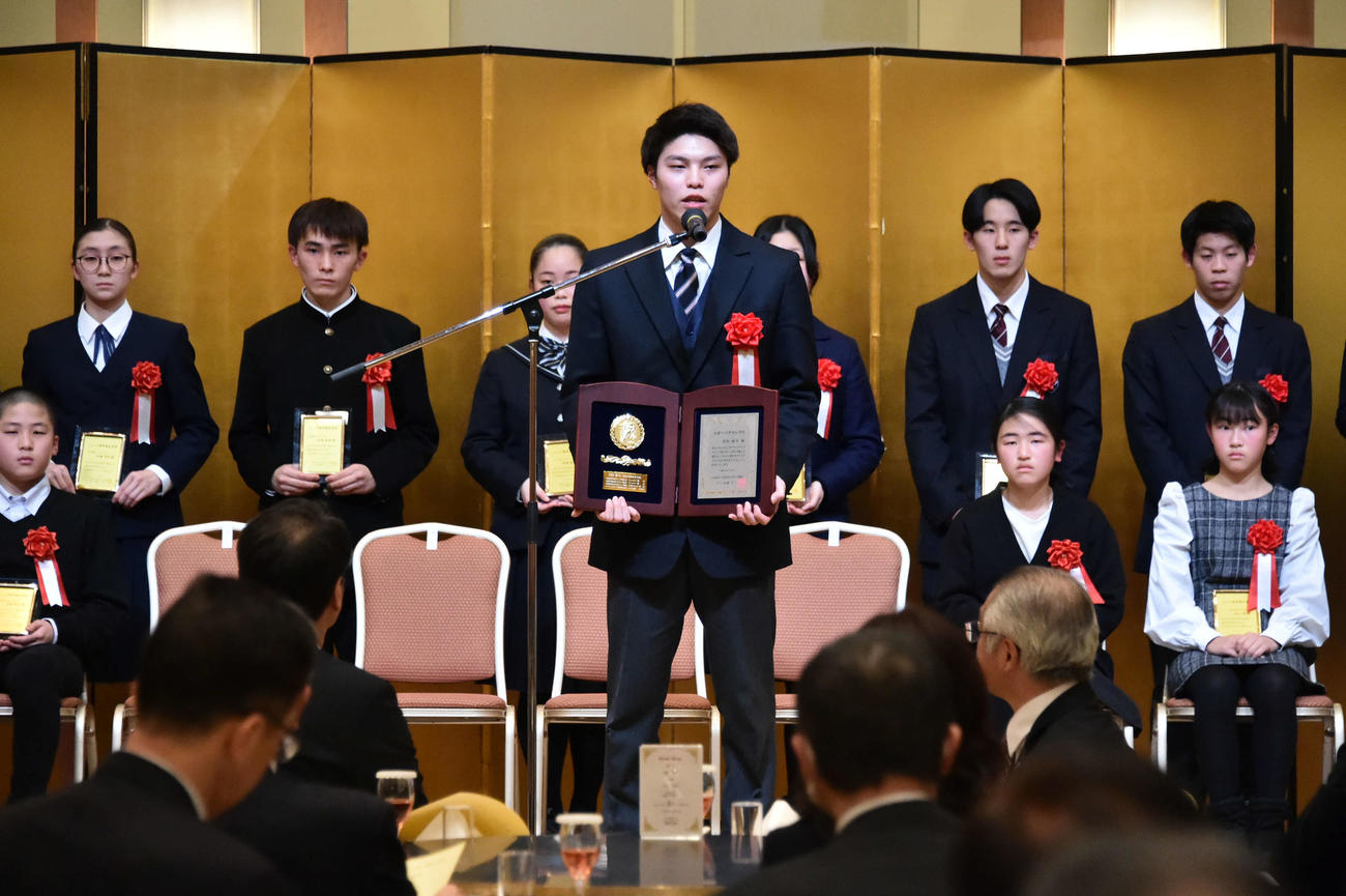スポーツグランプリ受賞のあいさつをする川村