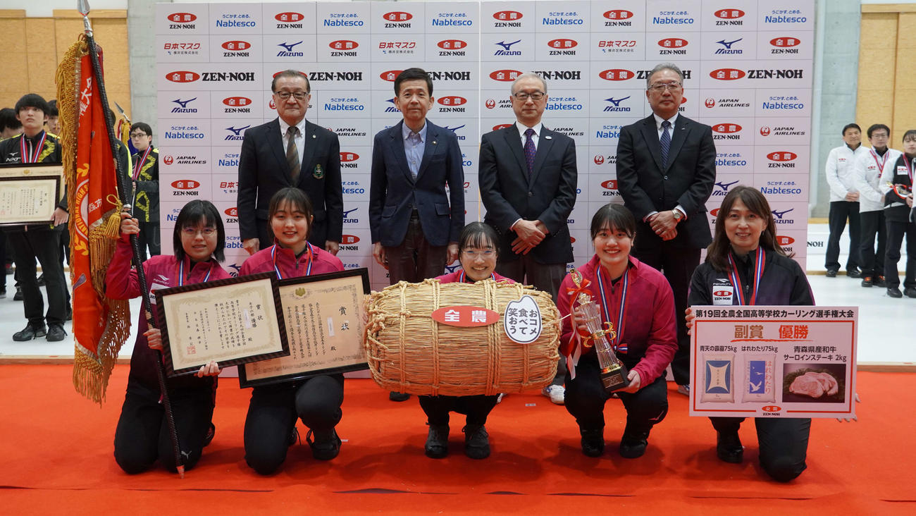 女子優勝の北海道選抜とJA全農あおもり桑田徳文県本部長（後列右）ら