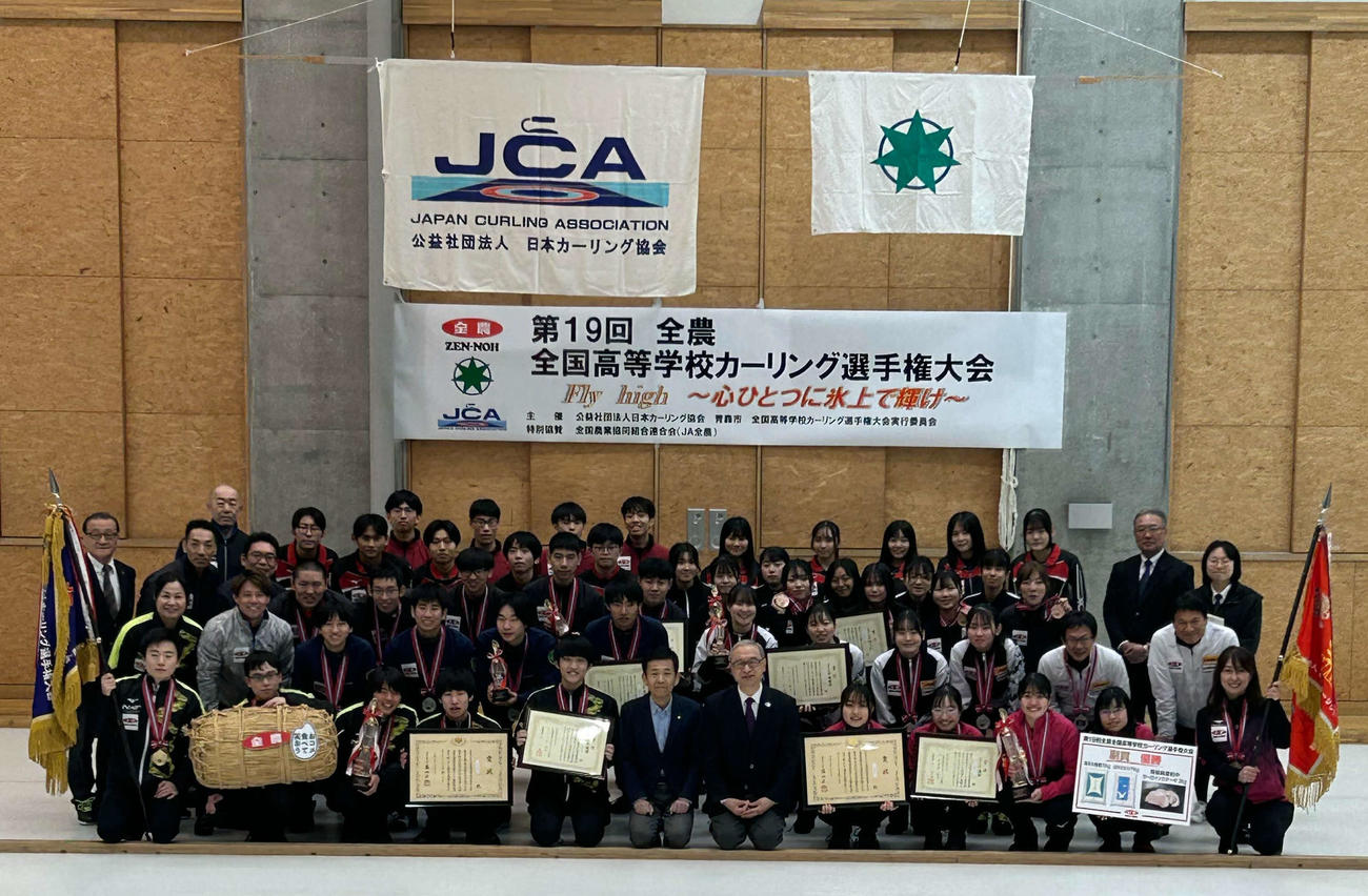 表彰式で記念撮影に応じる参加選手たち