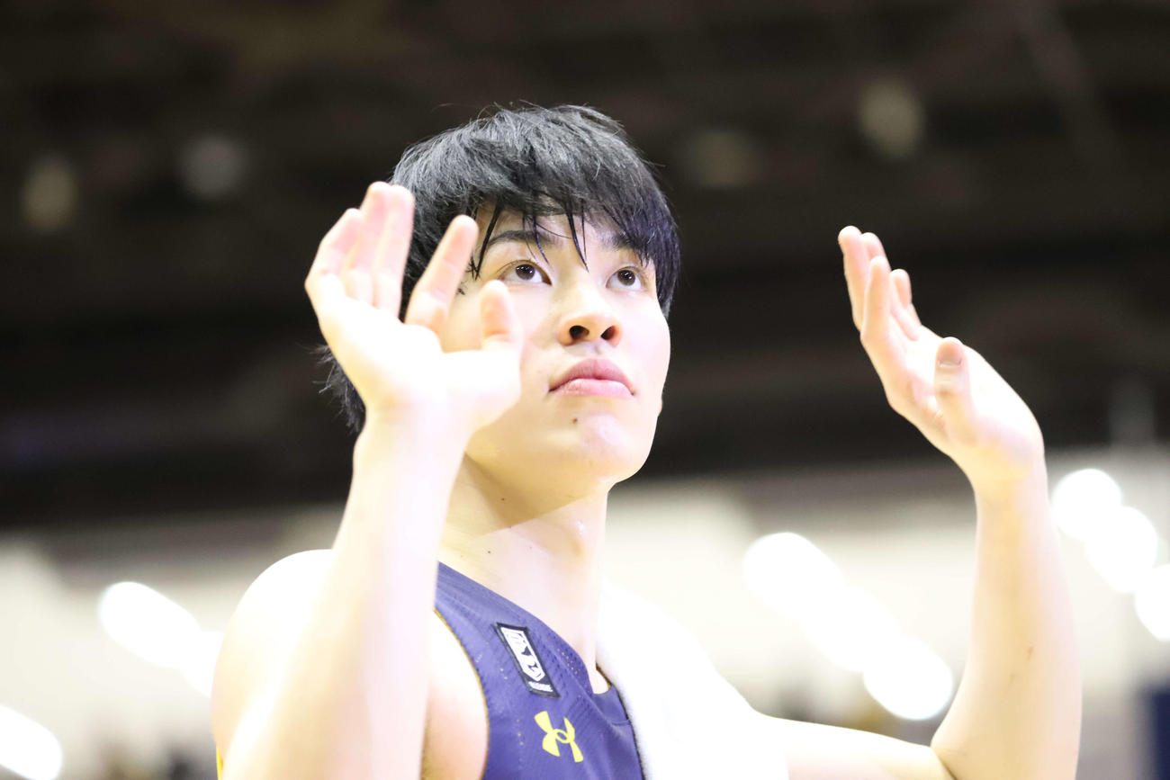宇都宮対長崎　キャリアハイの9得点をマークした宇都宮の大学生プロ、小川敦也は試合後ファンに手を振る（撮影・沢田啓太郎）