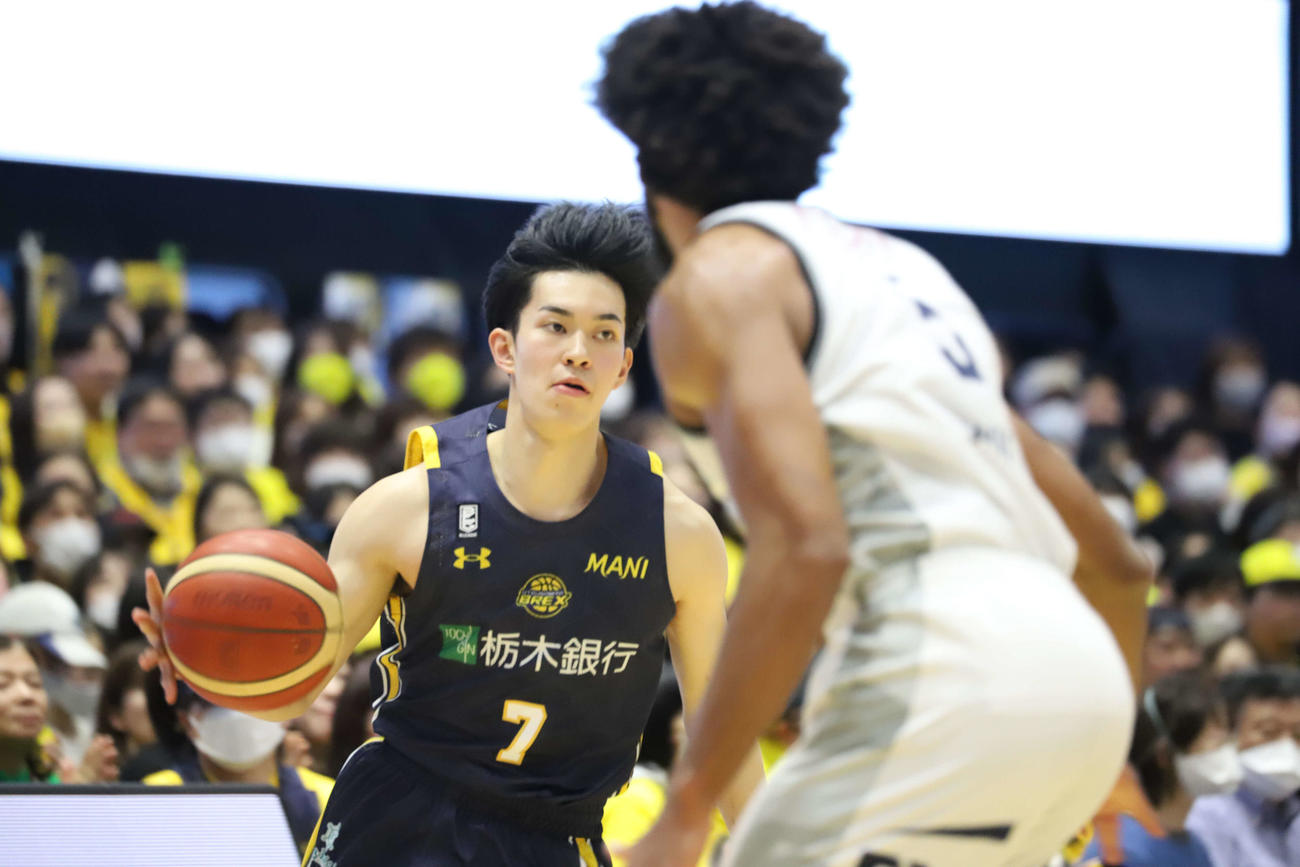 宇都宮対長崎　キャリアハイの9得点をマークした宇都宮の大学生プロ、小川敦也のドリブル（撮影・沢田啓太郎）
