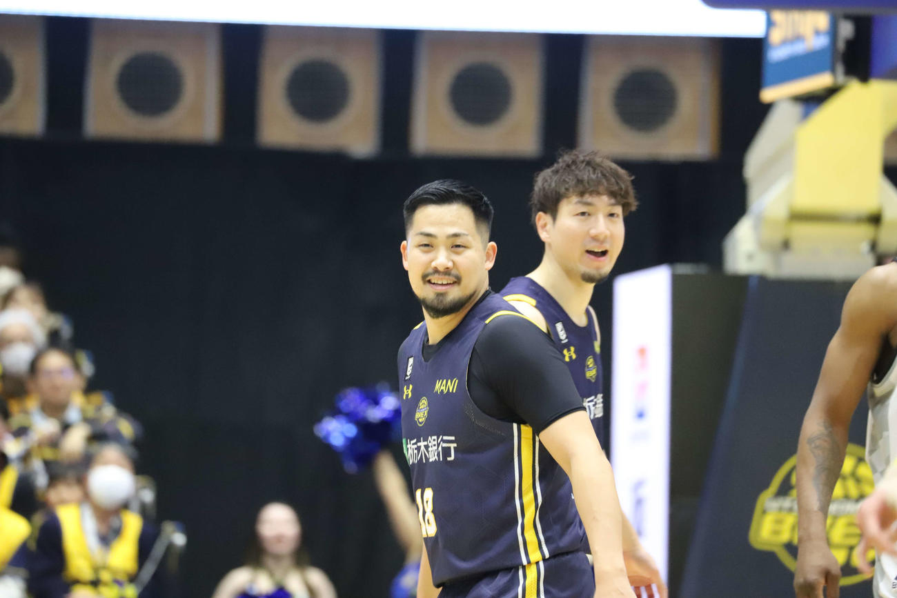 宇都宮対長崎　この日も要所で価値あるプレーを見せた宇都宮の鵤誠司。右は比江島慎（撮影・沢田啓太郎）