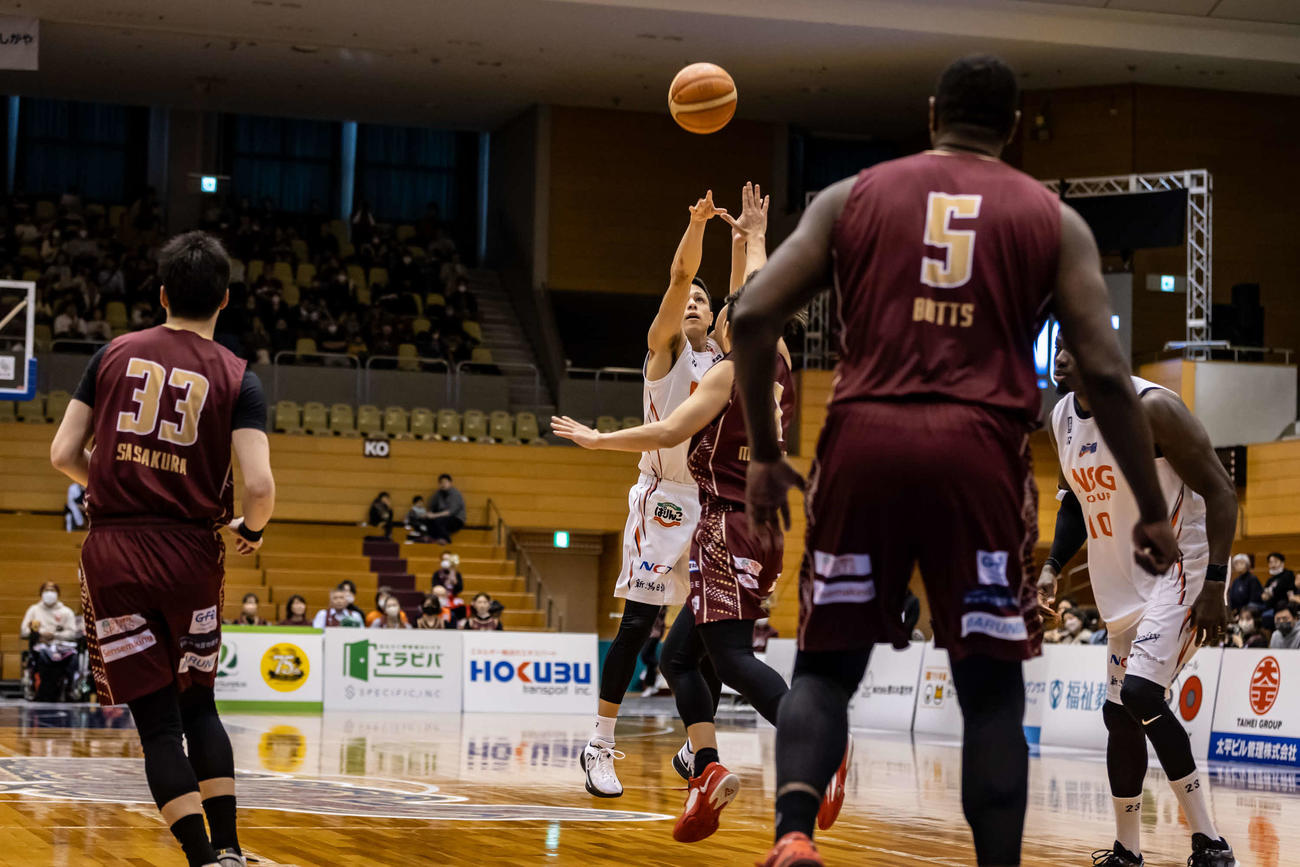 第4Q、シュートを決める新潟の田中（C）B．LEAGUE