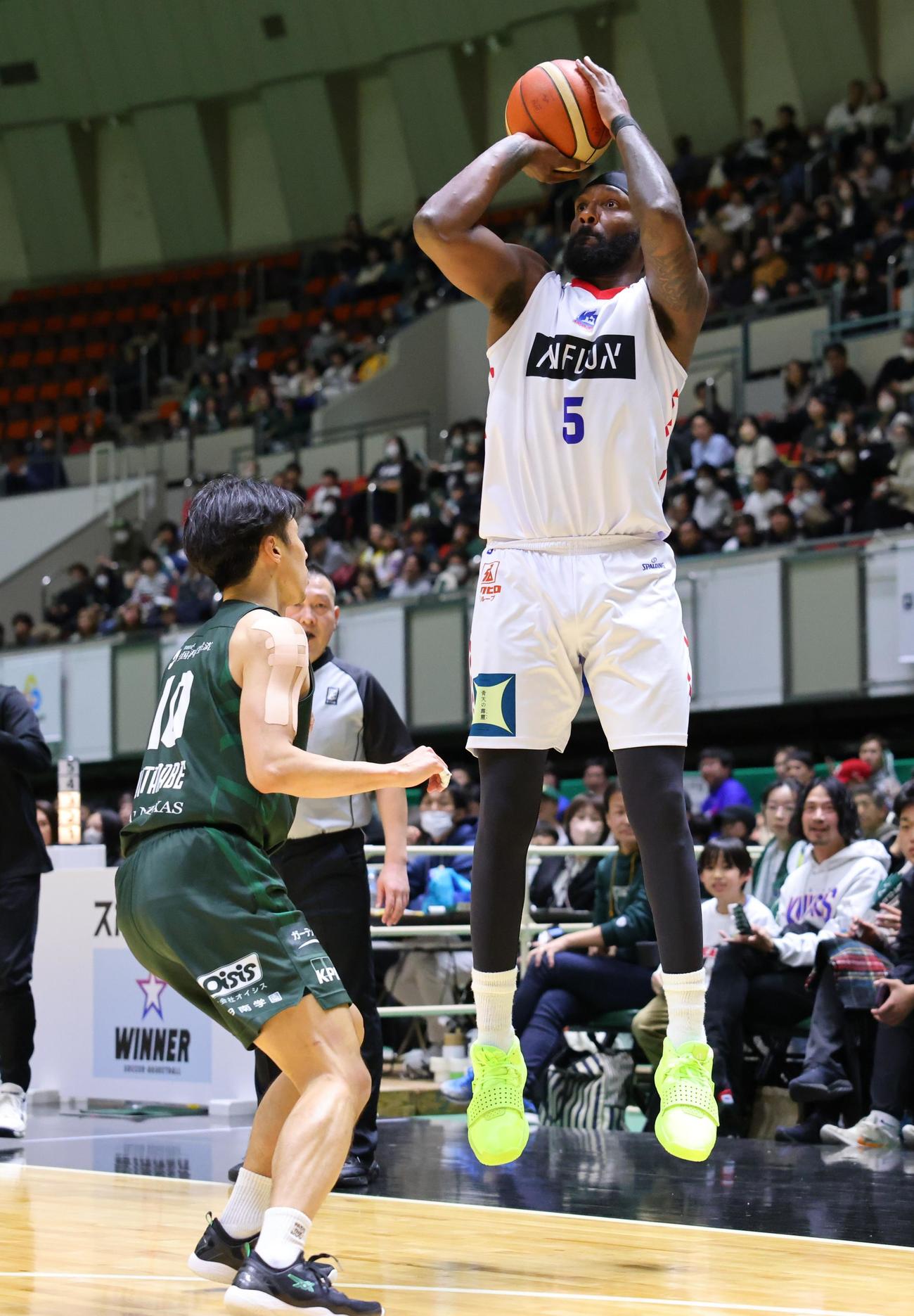第3Q、シュートを放つ青森ハミルトン（C）B．LEAGUE