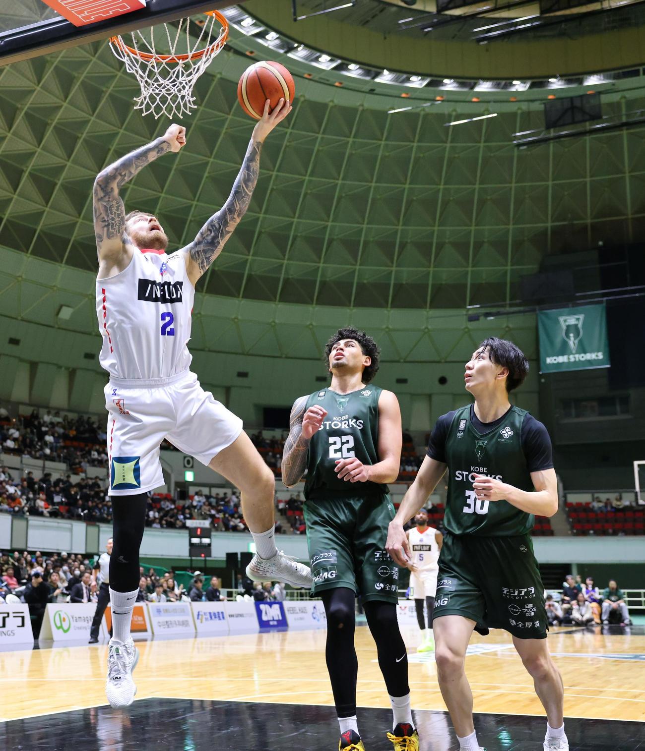 第3Q、シュートを決める青森アウダ（C）B．LEAGUE