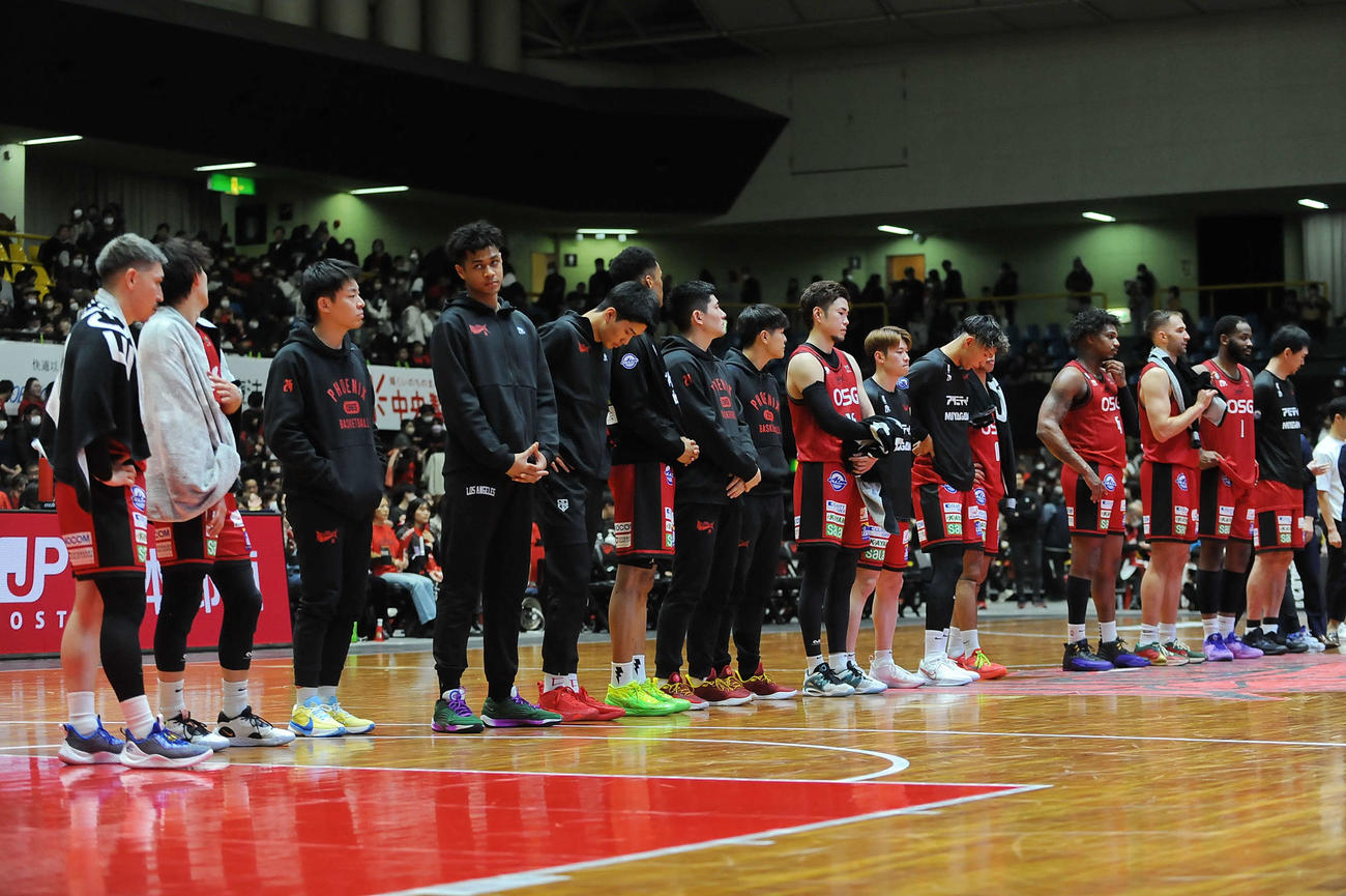 試合後に整列する三遠の選手ら