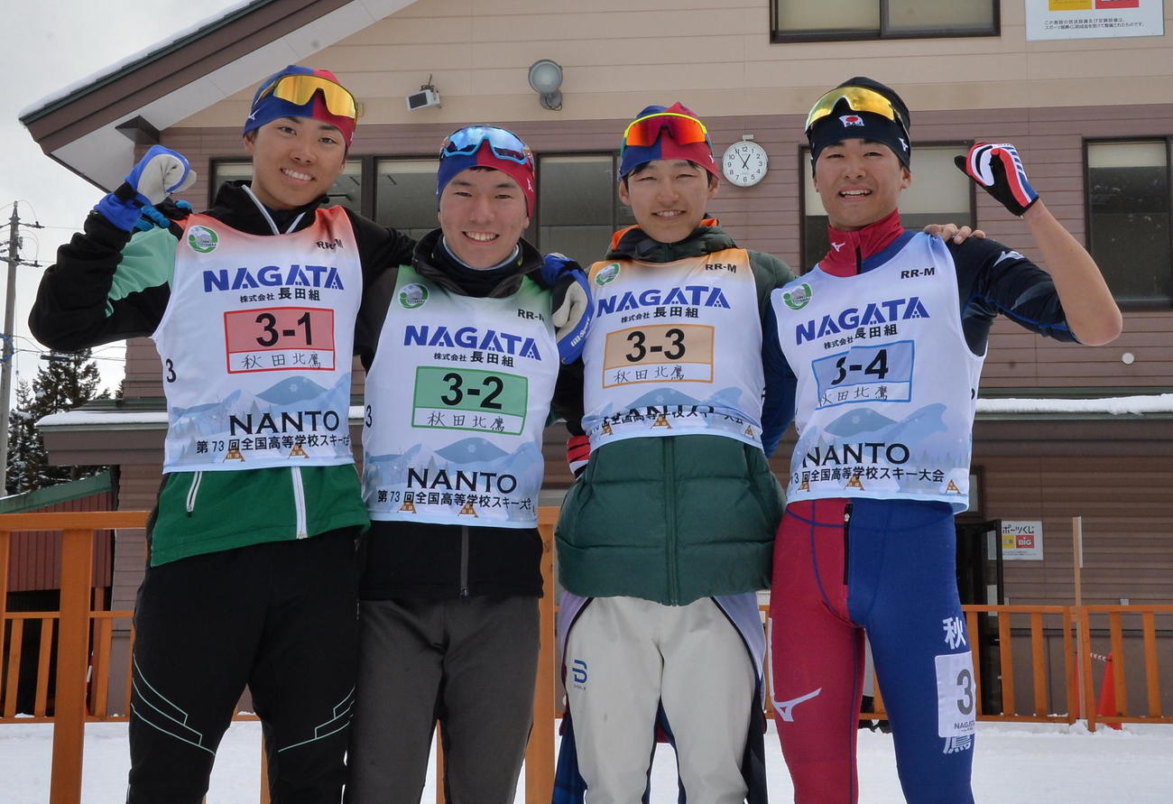 男子リレーで優勝した秋田北鷹の選手たち。左から奈良、遠藤、松浦、藤本（撮影・濱本神威）