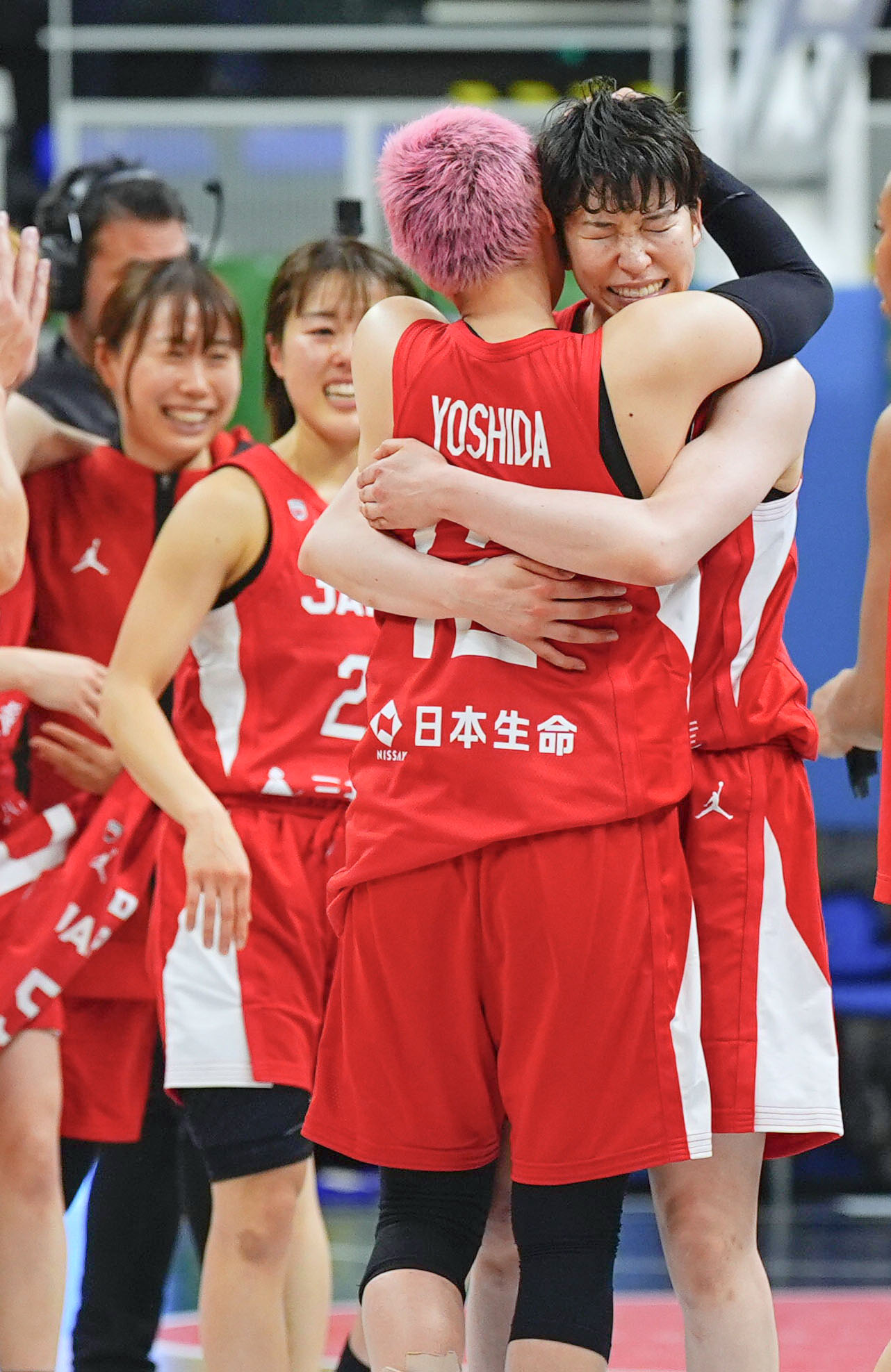 カナダに勝利し吉田（左）と抱き合う林（共同）