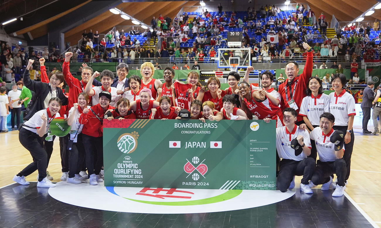 3大会連続の五輪出場を決め記念写真に納まる日本（共同）