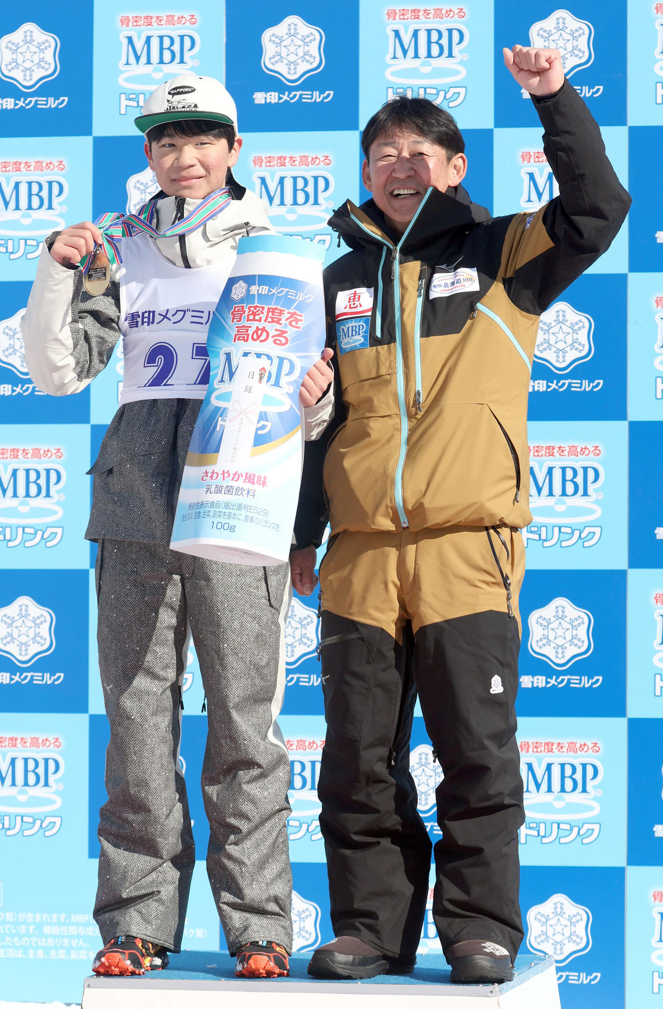 ジュニア組で優勝した息子の凛大郎（左）と一緒にフォトセッションをする父の雪印メグミルク岡部監督（撮影・佐藤翔太）