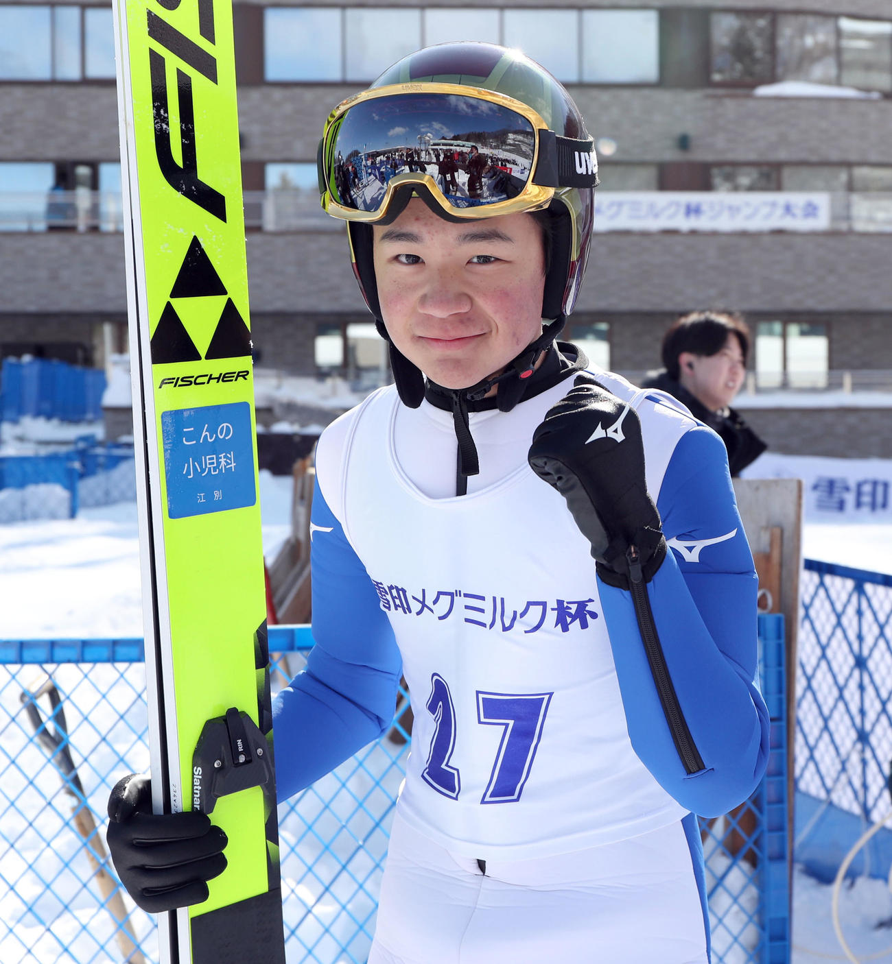 ジュニア組で優勝し笑顔でガッツポーズをする岡部（撮影・佐藤翔太）