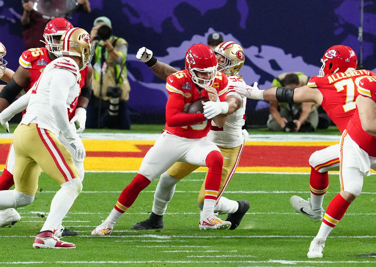 49ersヤングにタックルされるチーフスのマホームズ（ロイター＝USA TODAY Sports）