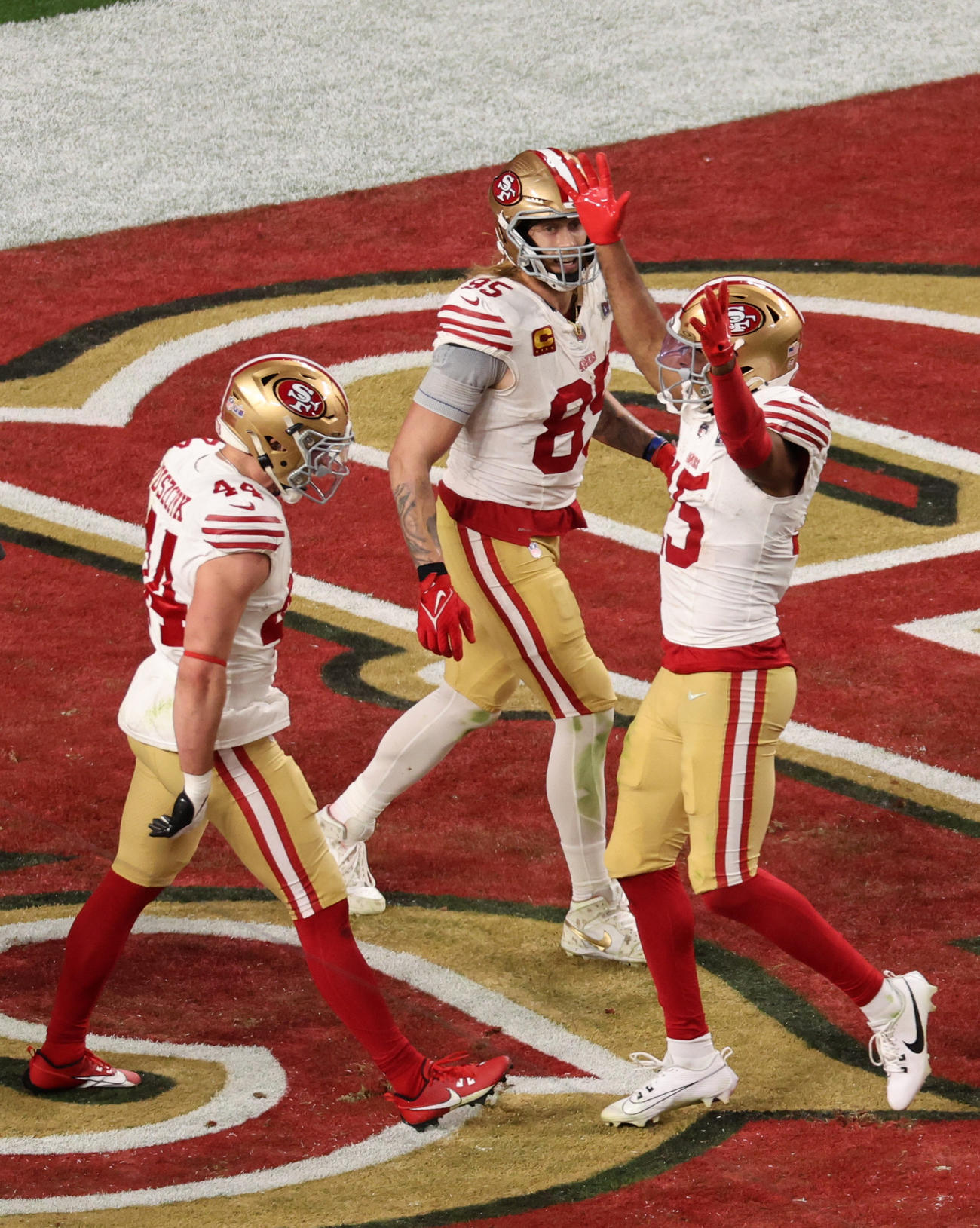 タッチダウンを決めた49ersジェニングス（右）を祝福する（ロイター）