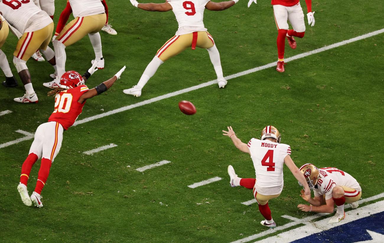 フィールドゴールを蹴る49ersのKムーディ（ロイター）