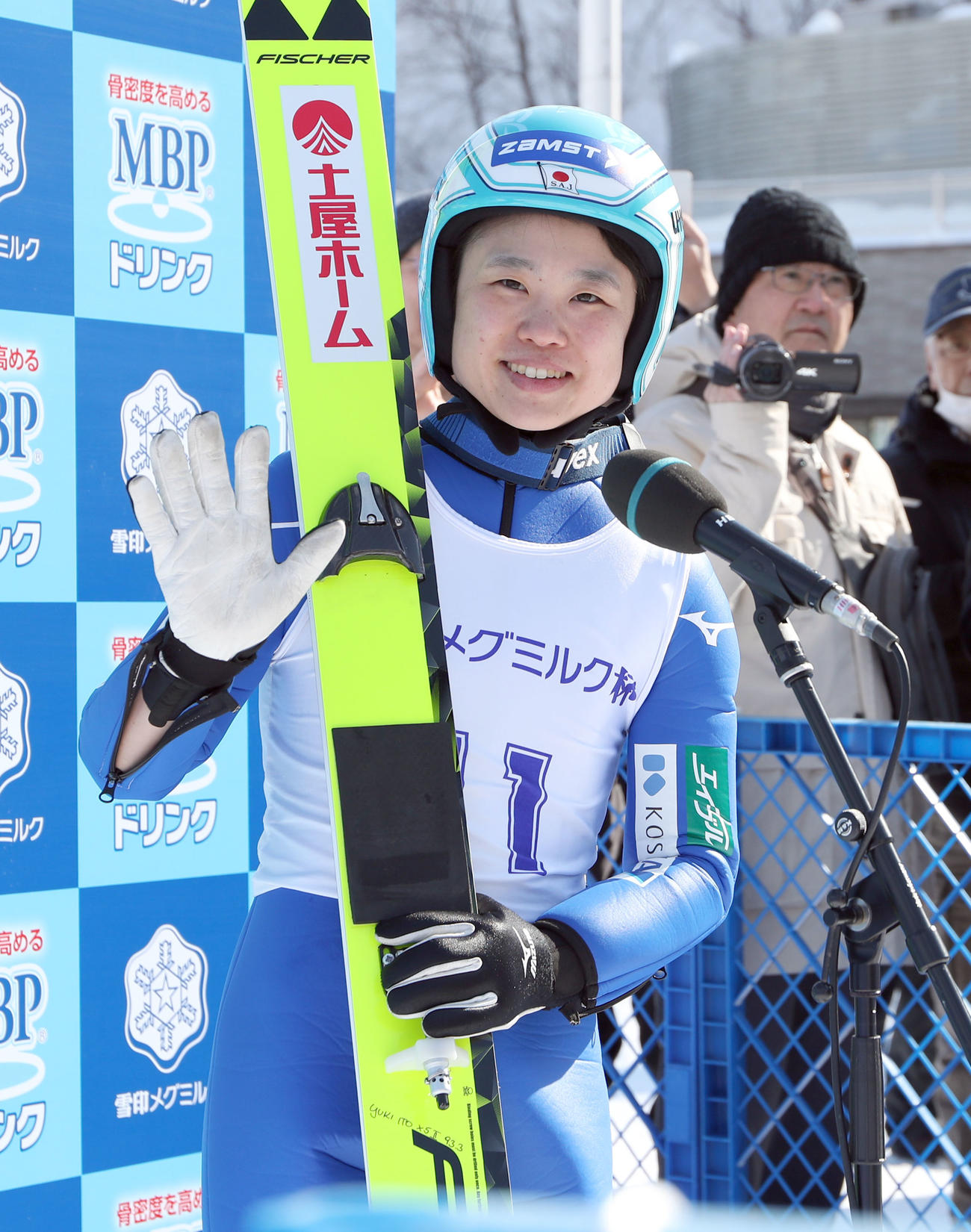 女子組で優勝し笑顔で手を振る伊藤（撮影・佐藤翔太）