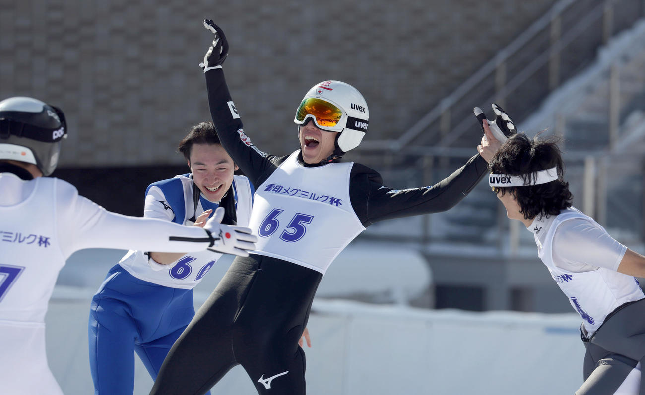 2回目、143・5メートルを飛び優勝した佐藤慧（中央）は喜びを爆発させる（撮影・佐藤翔太）