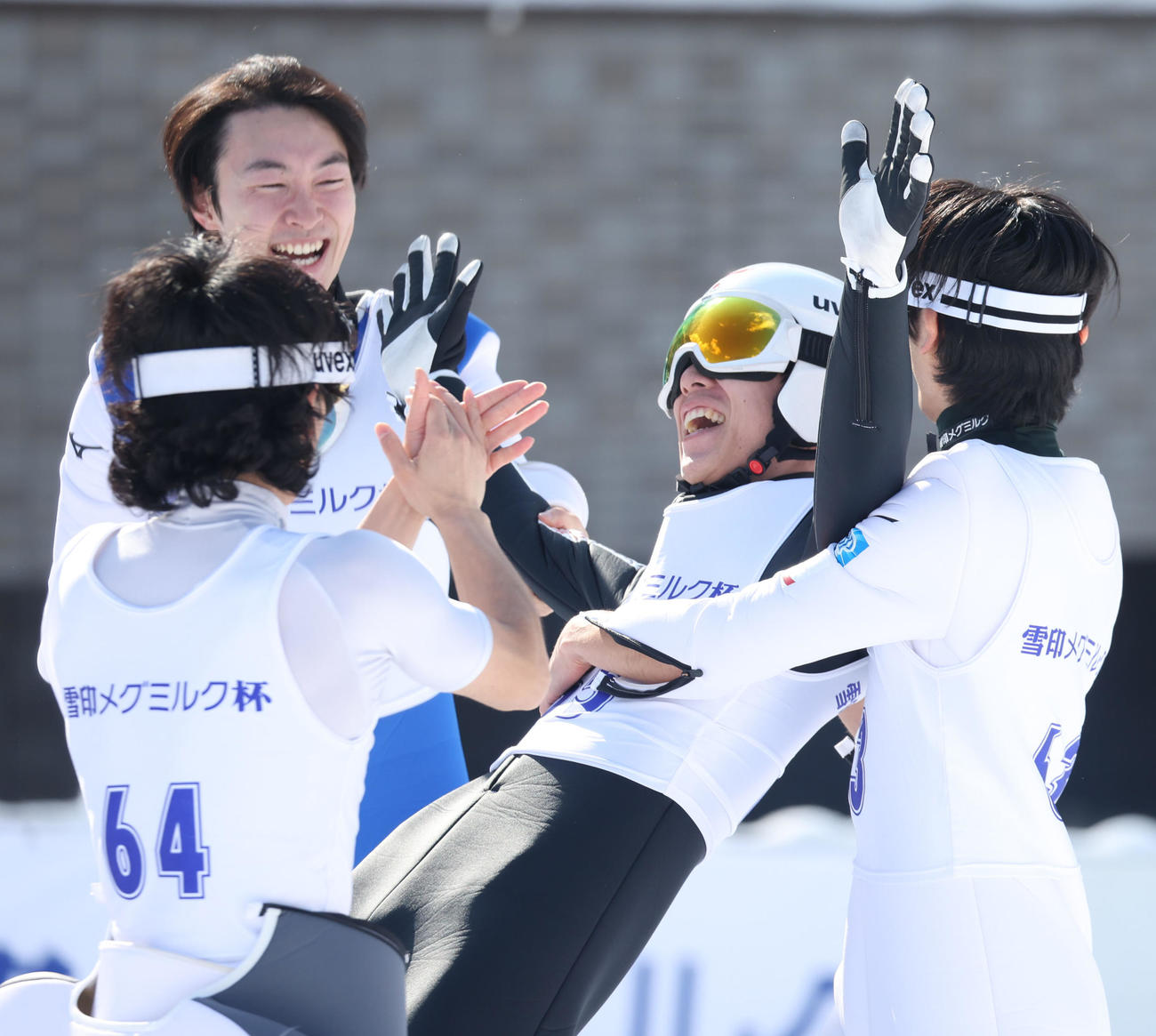 2回目、143・5メートルを飛び優勝した佐藤慧（中央）は喜びを爆発させる（撮影・佐藤翔太）