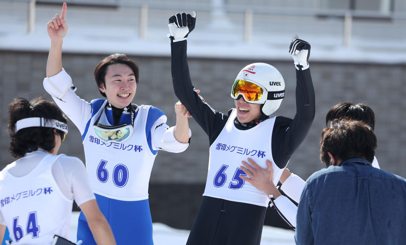 2回目、143・5メートルを飛び優勝した佐藤慧（中央）は喜びを爆発させる（撮影・佐藤翔太）