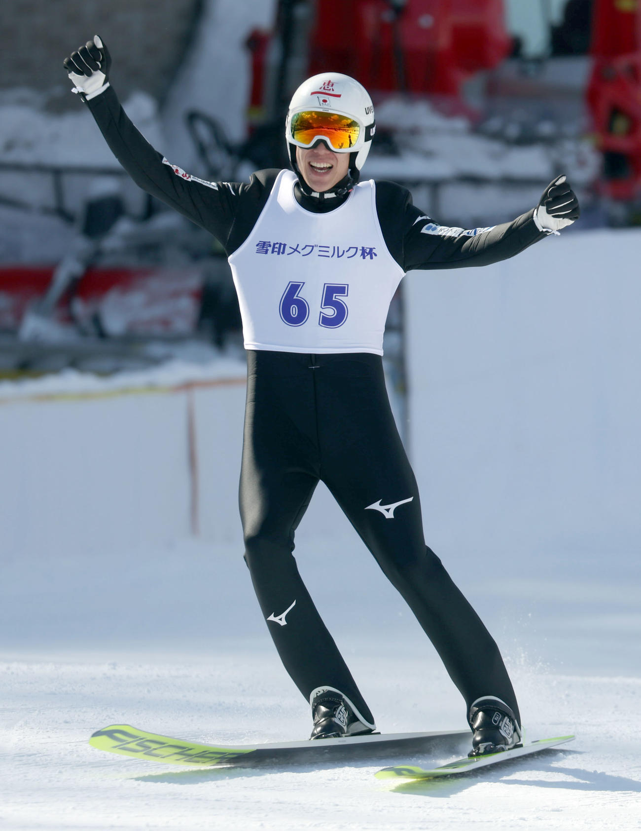 2回目、143・5メートルを飛び優勝した佐藤慧は両手でガッツポーズをする（撮影・佐藤翔太）