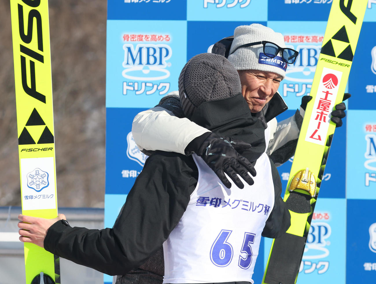 男子組で優勝した佐藤慧（手前）を笑顔でたたえる2位の葛西（撮影・佐藤翔太）