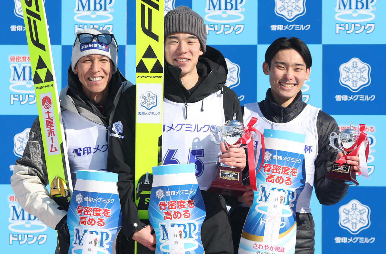 笑顔でフォトセッションをする左から男子組2位葛西、1位佐藤慧、3位小林朔（撮影・佐藤翔太）