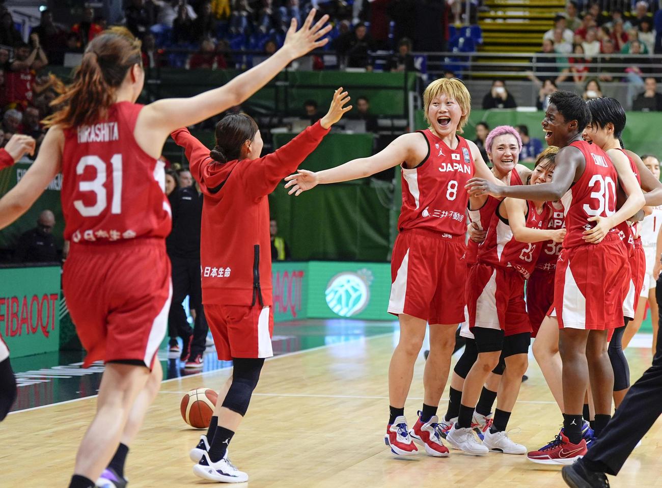 カナダに勝利し喜ぶ日本　3大会連続の五輪出場を決めた（共同）