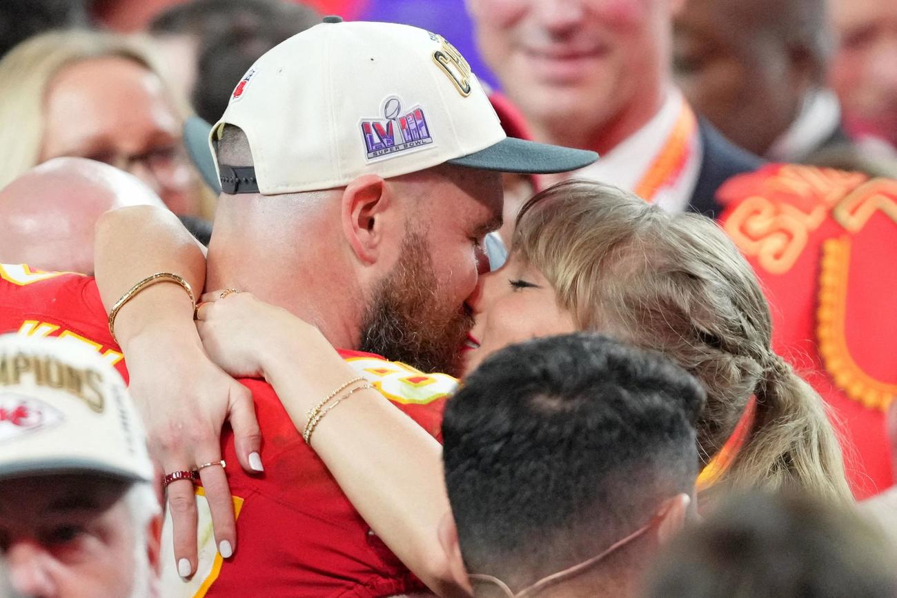 スーパーボウルを制覇した恋人ケルシー（左）をキスで祝福するテイラー・スウィフト（USA TODAY）