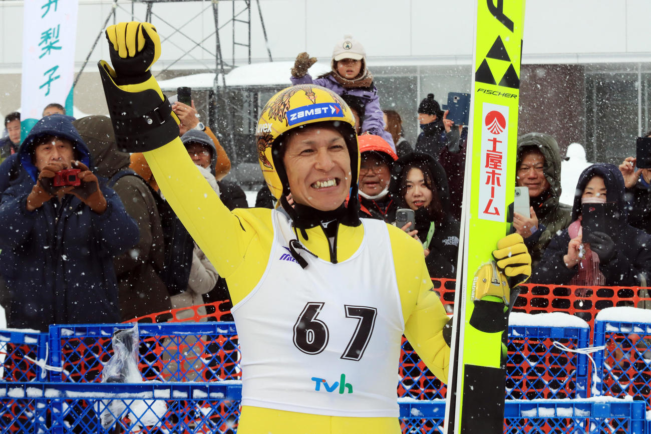 ノルディックスキージャンプ　TVh杯　優勝が決まった瞬間、ガッツポーズで喜ぶ葛西（24年2月3日撮影）