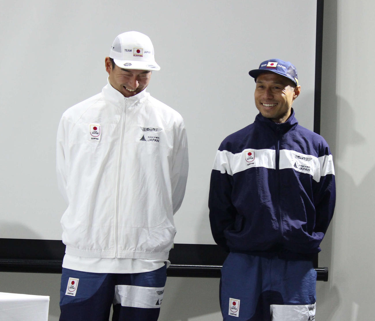 代表の新ユニホームに身を包み、笑顔を見せる田中コーチ（左）と大野コーチ（撮影・勝部晃多）