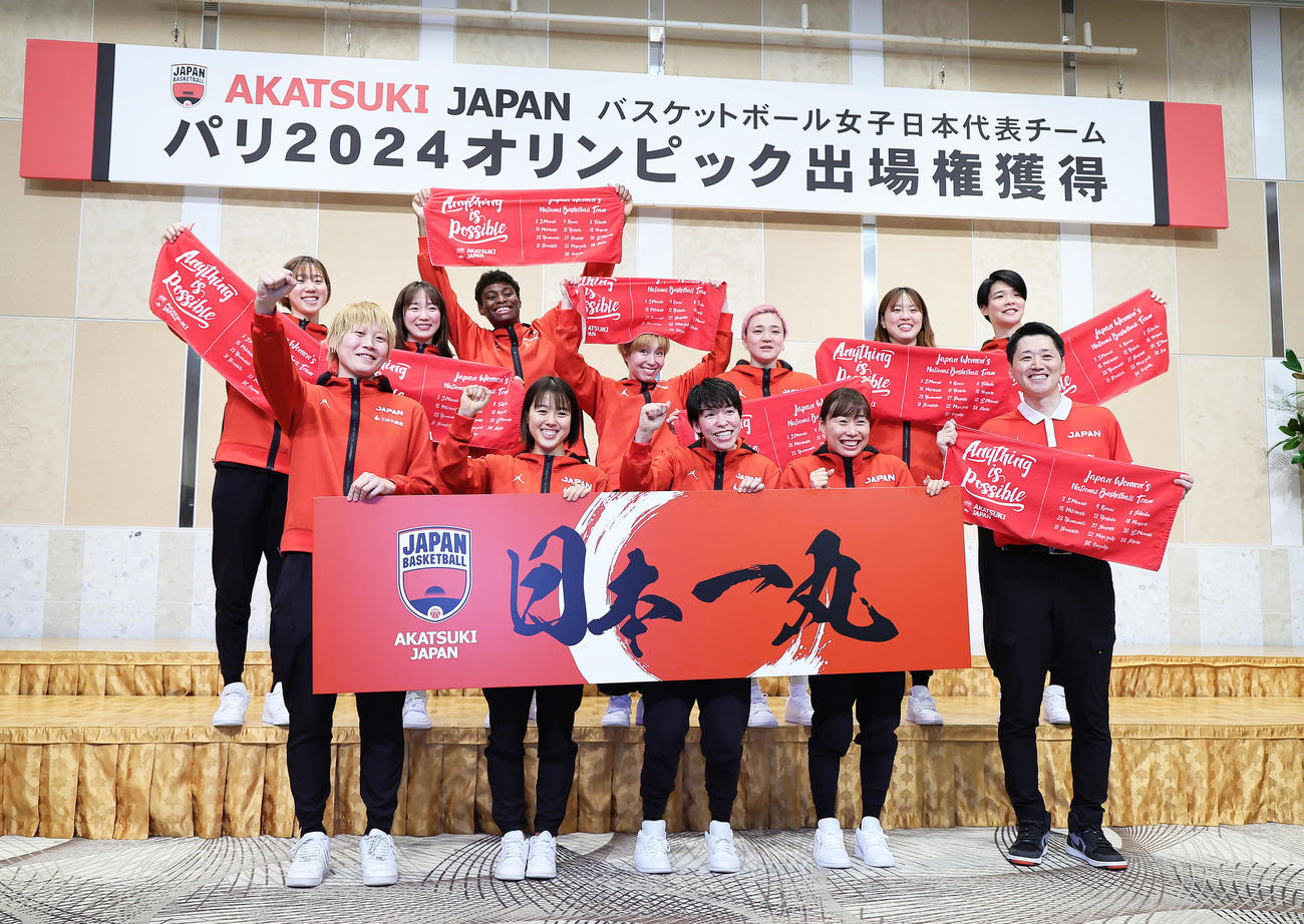 笑顔で記念撮影するバスケットボール女子日本代表（撮影・足立雅史）