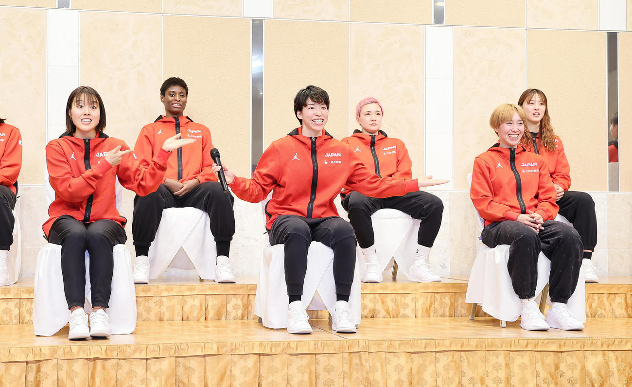会見に和気あいあいとした様子で臨む、前列左から山本、林、宮崎、後列左から馬瓜エ、吉田、平下（撮影・足立雅史）