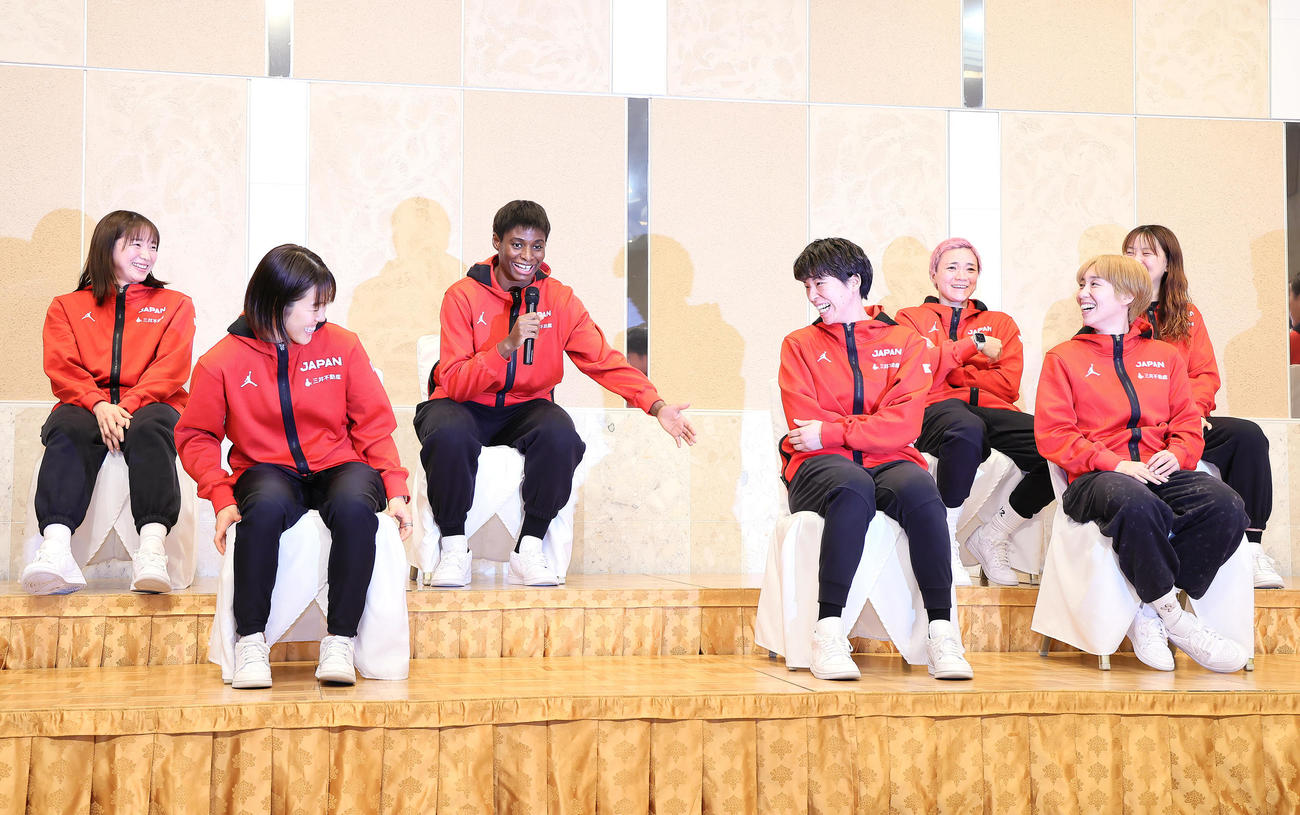 会見でチームメートから「声が大きい」とクレーム！？　を受けた馬瓜エブリン（左から3人目）。周囲の選手がイスを動かして距離を離す（撮影・足立雅史）