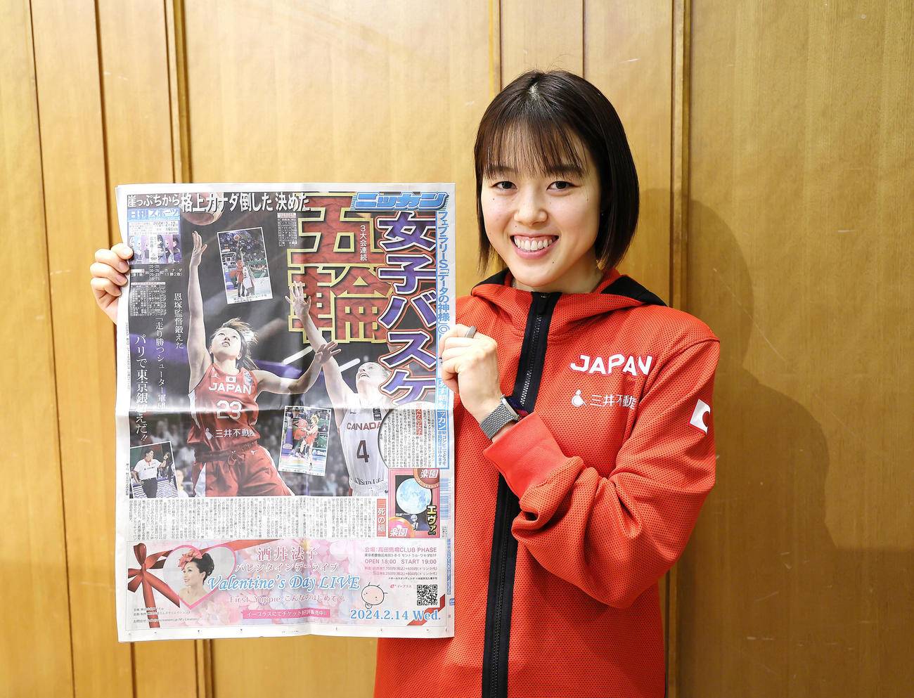 1面を飾った12日付日刊スポーツの東京最終版を手に笑顔を見せる山本（撮影・足立雅史）