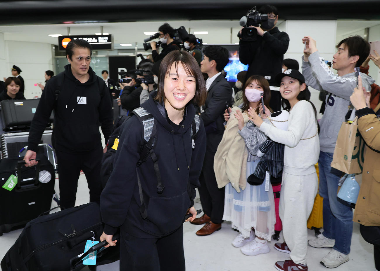 帰国し、ファンらの声援に笑顔を見せるバスケットボール女子日本代表の山本（撮影・足立雅史）