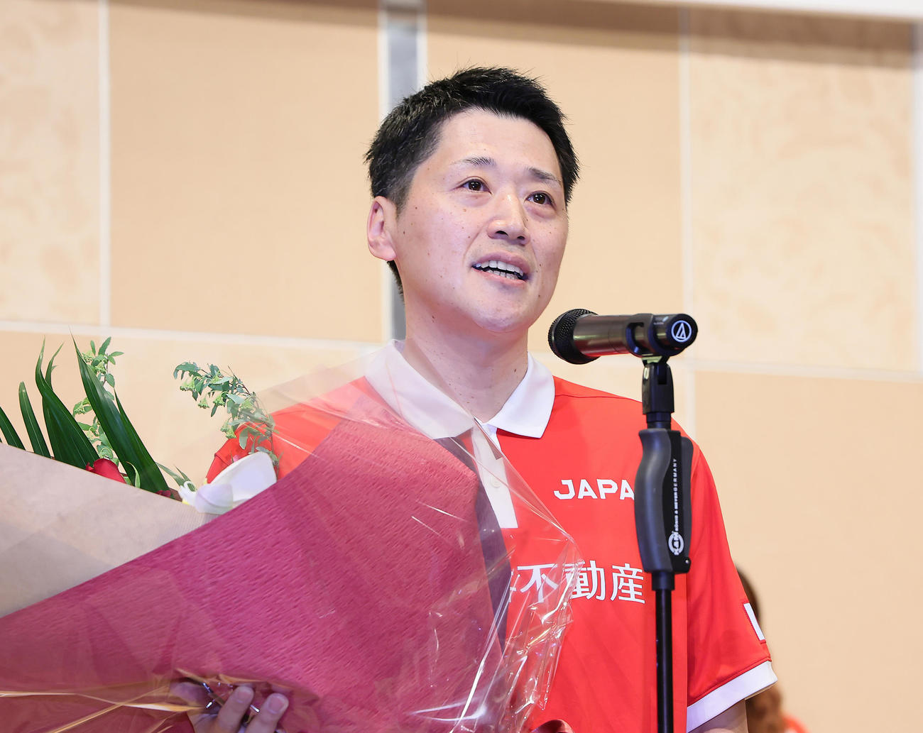 会見で喜びを語るバスケットボール女子日本代表の恩塚監督（撮影・足立雅史）