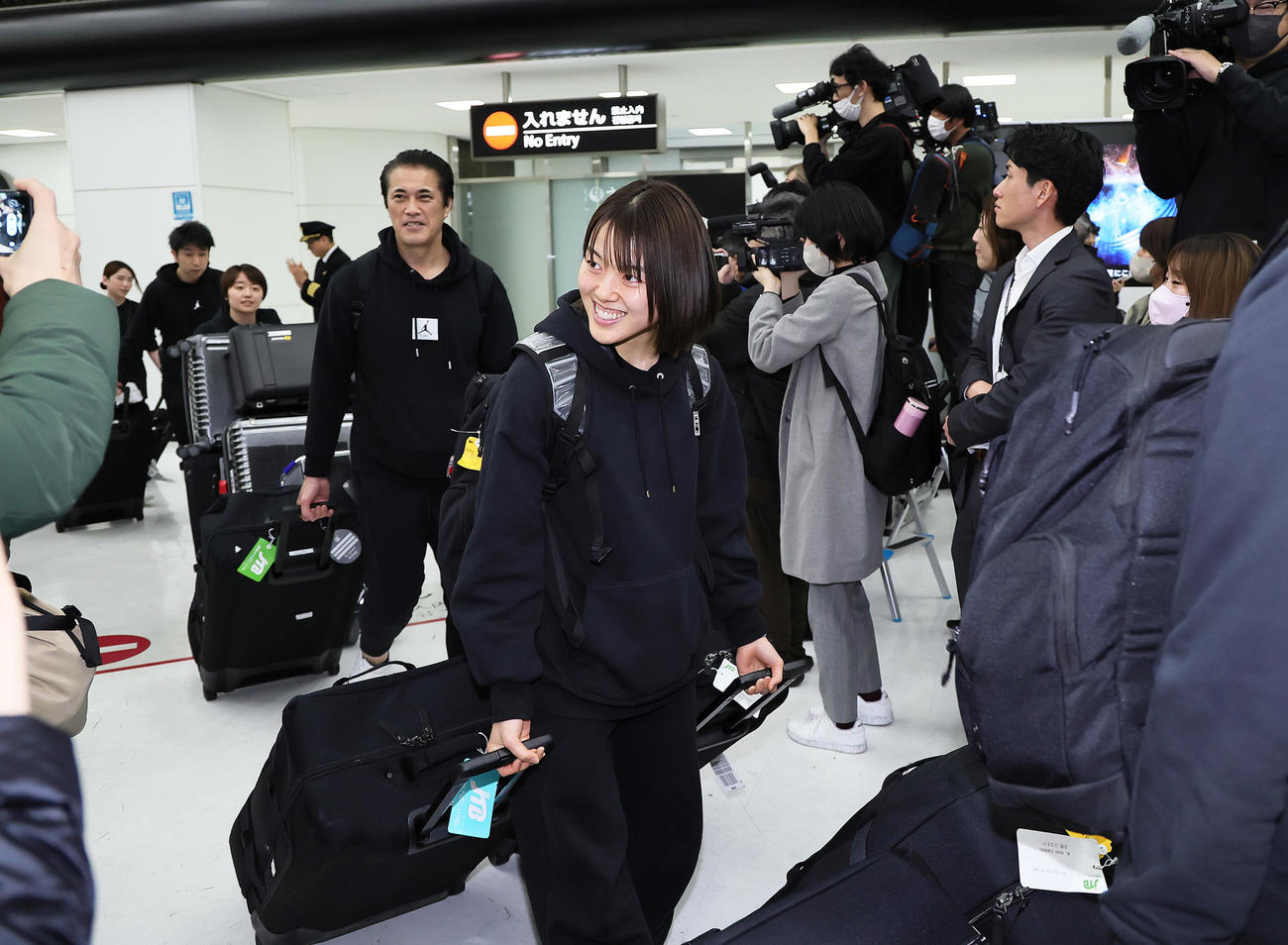 帰国し、ファンらの声援に笑顔を見せるバスケットボール女子日本代表の山本（撮影・足立雅史）