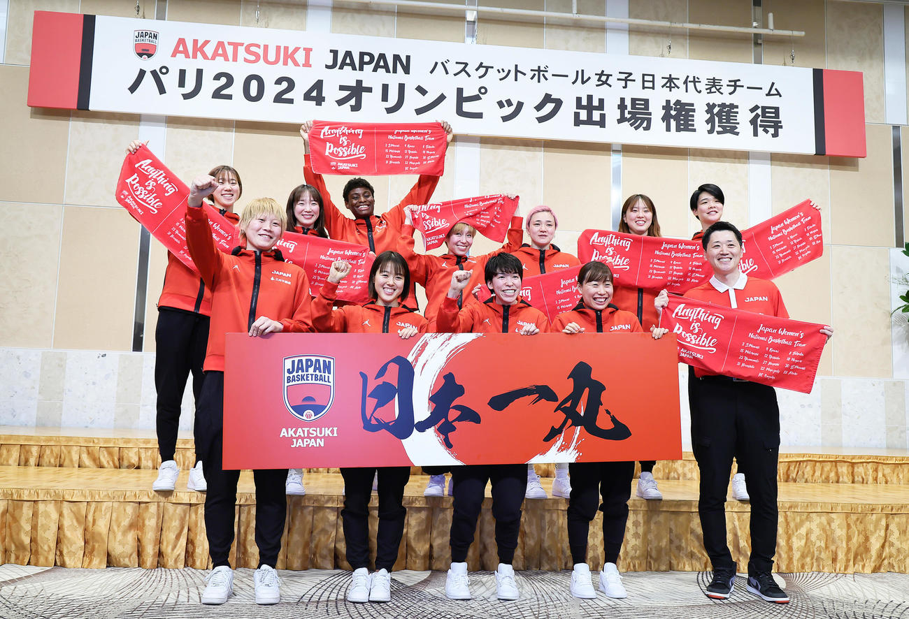 記念撮影で笑顔を見せるバスケットボール女子日本代表。前列左から高田、山本、林、本橋、恩塚監督、後列左から野口、川井、馬瓜エ、宮崎、吉田、平下、赤穂（撮影・足立雅史）
