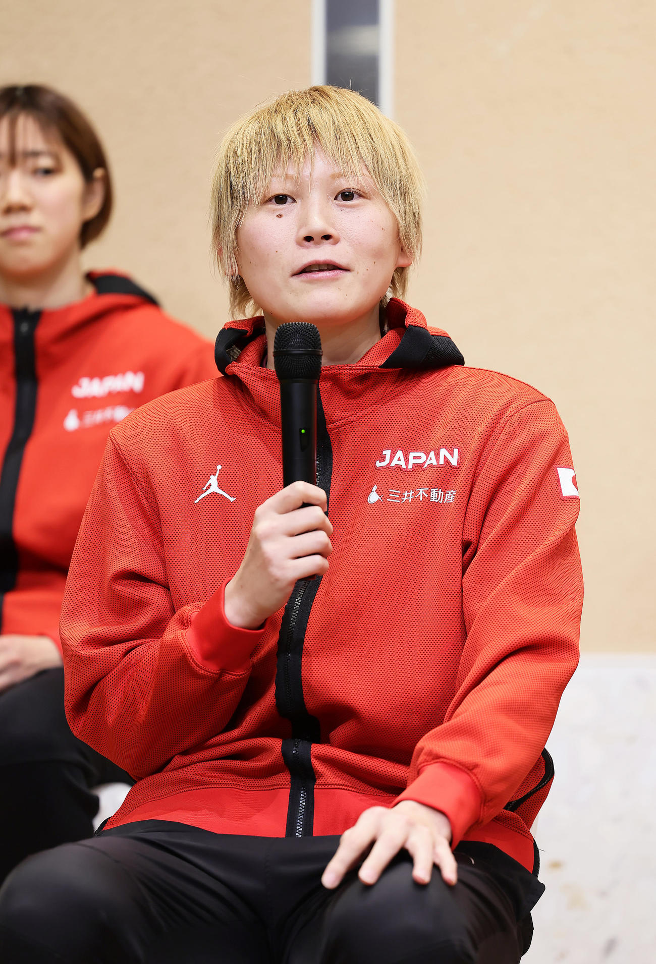 会見で喜びを語るバスケットボール女子日本代表の高田（撮影・足立雅史）