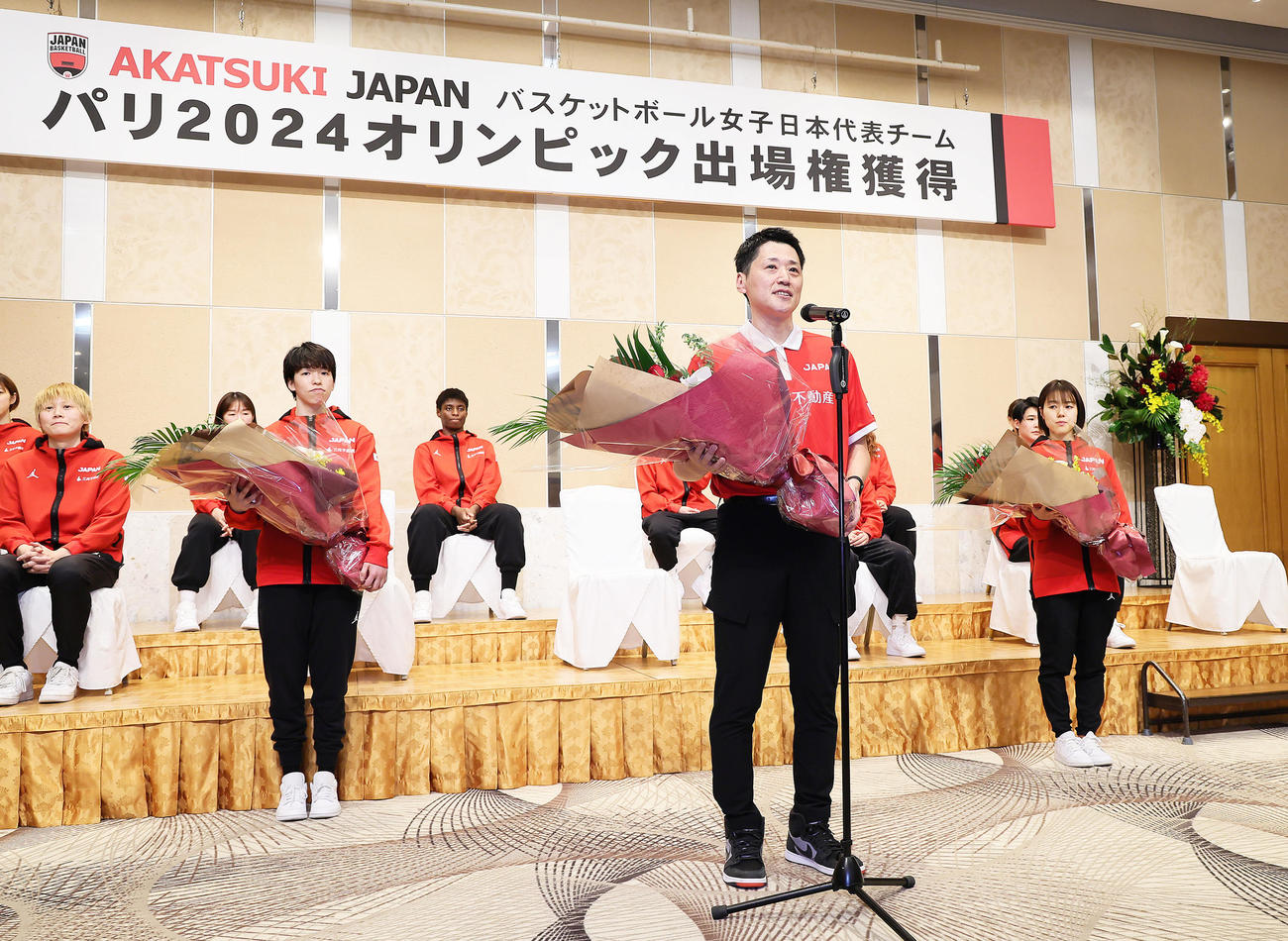 会見で喜びを語るバスケットボール女子日本代表の恩塚監督（中央）。同左は林、同右は山本（撮影・足立雅史）