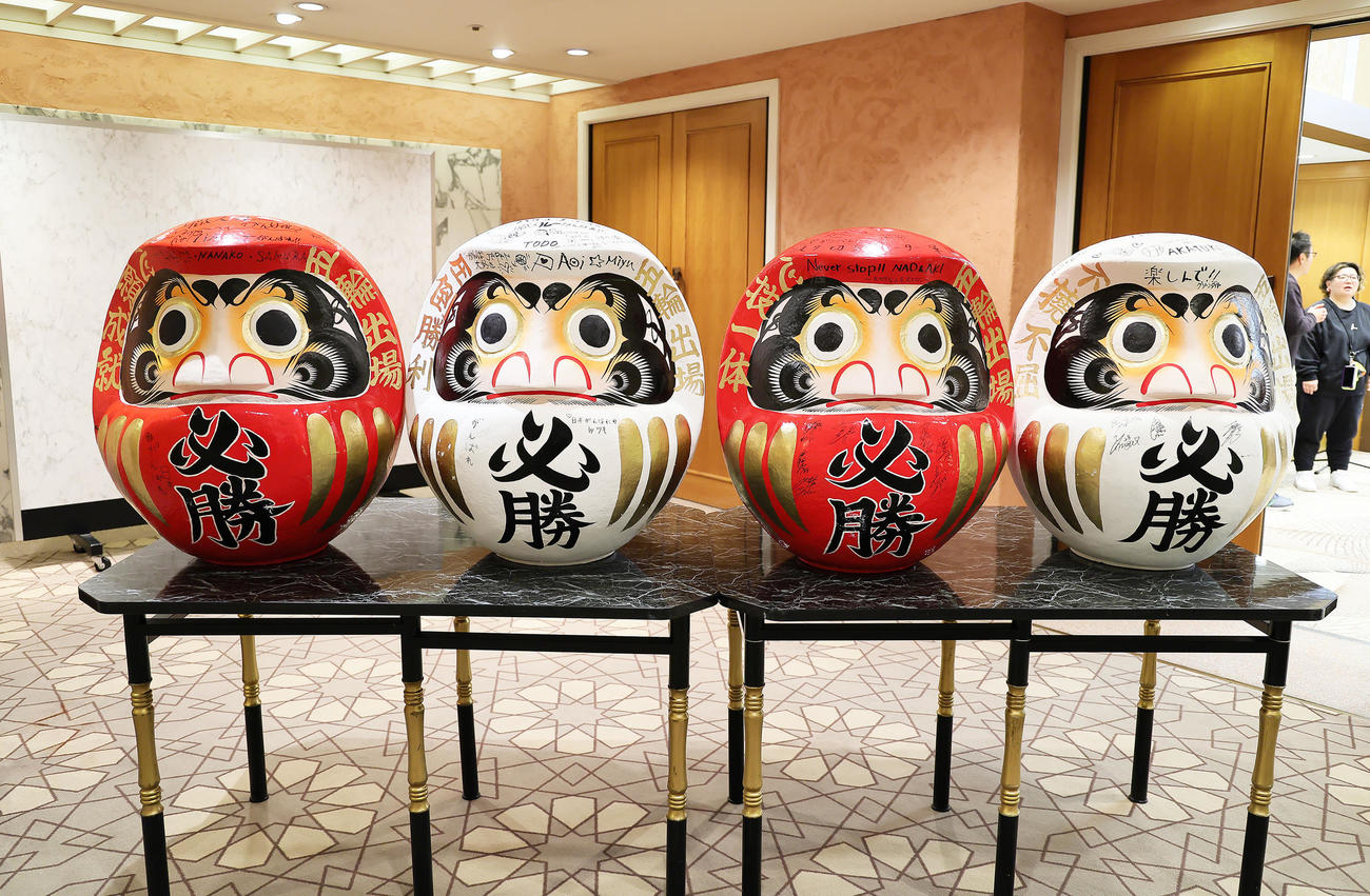 会場の入口に置かれた、五輪出場を願うメッセージ入りのダルマの両目には墨が入れられていた（撮影・足立雅史）