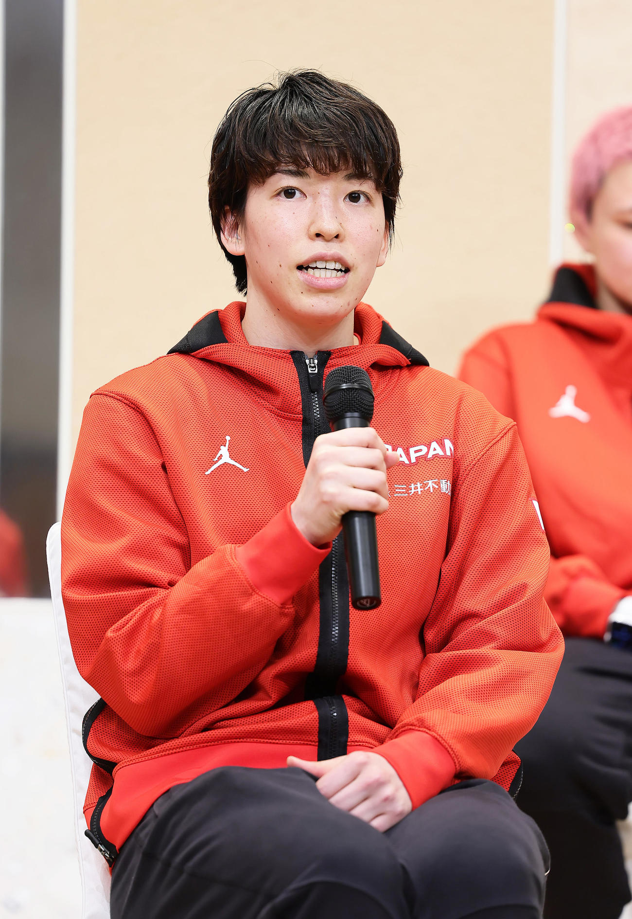会見で喜びを語るバスケットボール女子日本代表の林（撮影・足立雅史）