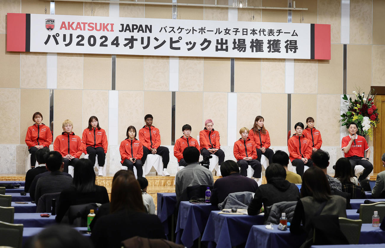 会見に臨むバスケットボール女子日本代表の選手ら（撮影・足立雅史）